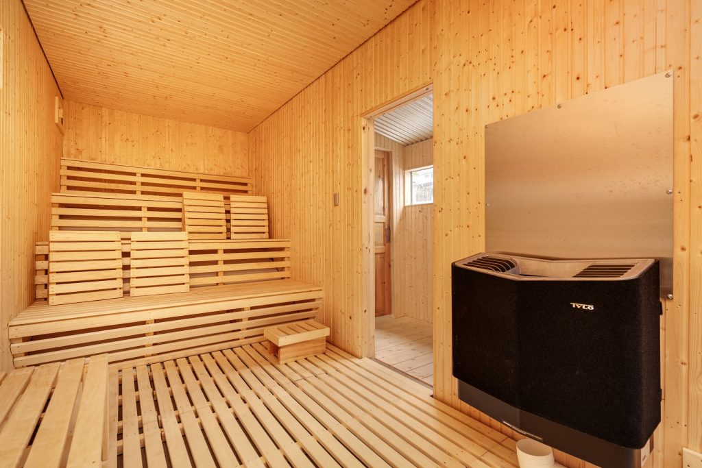 Innsiden av sauna, 12 sitteplasser